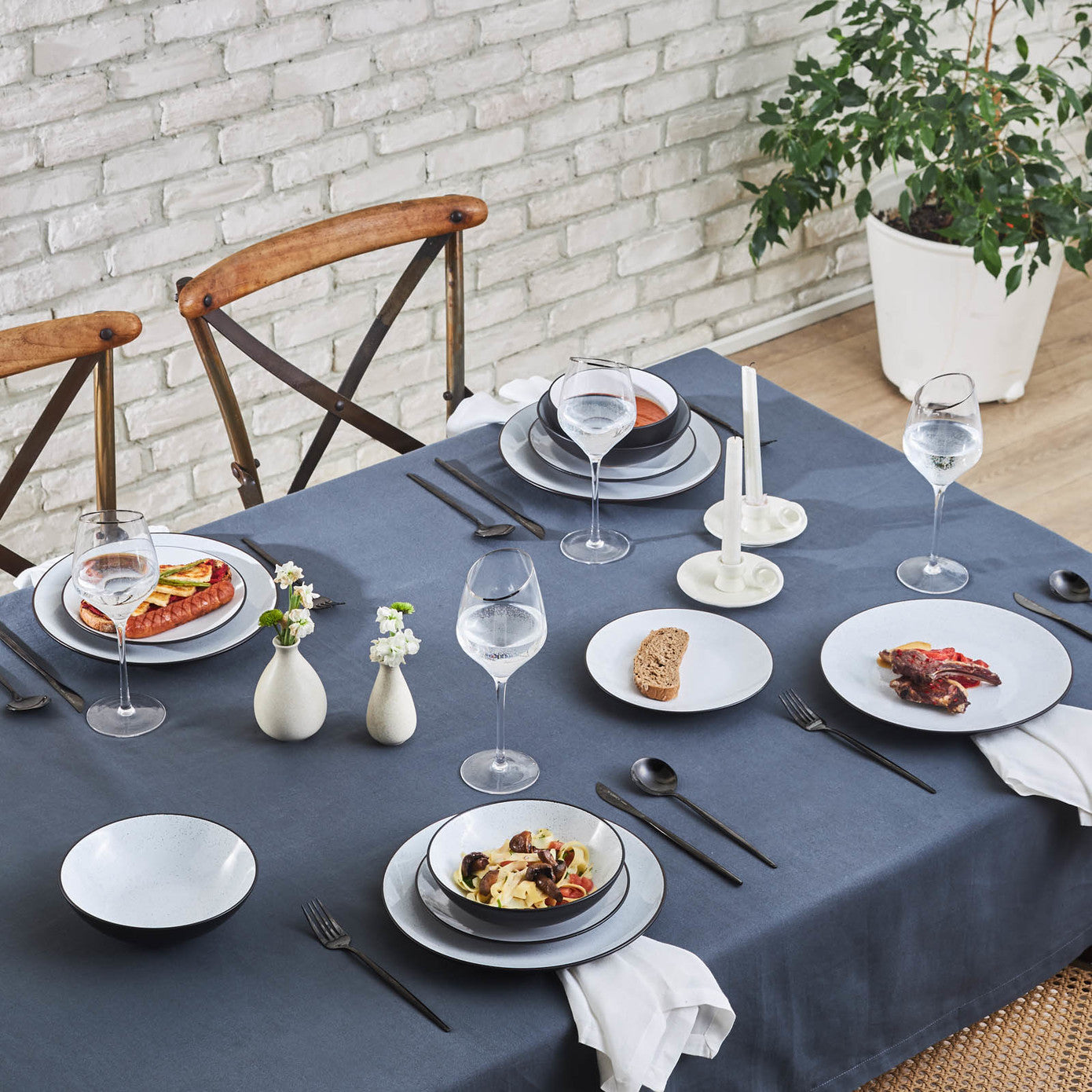 Borken 16-Piece Stoneware Dinner Set for 4 People, White Black