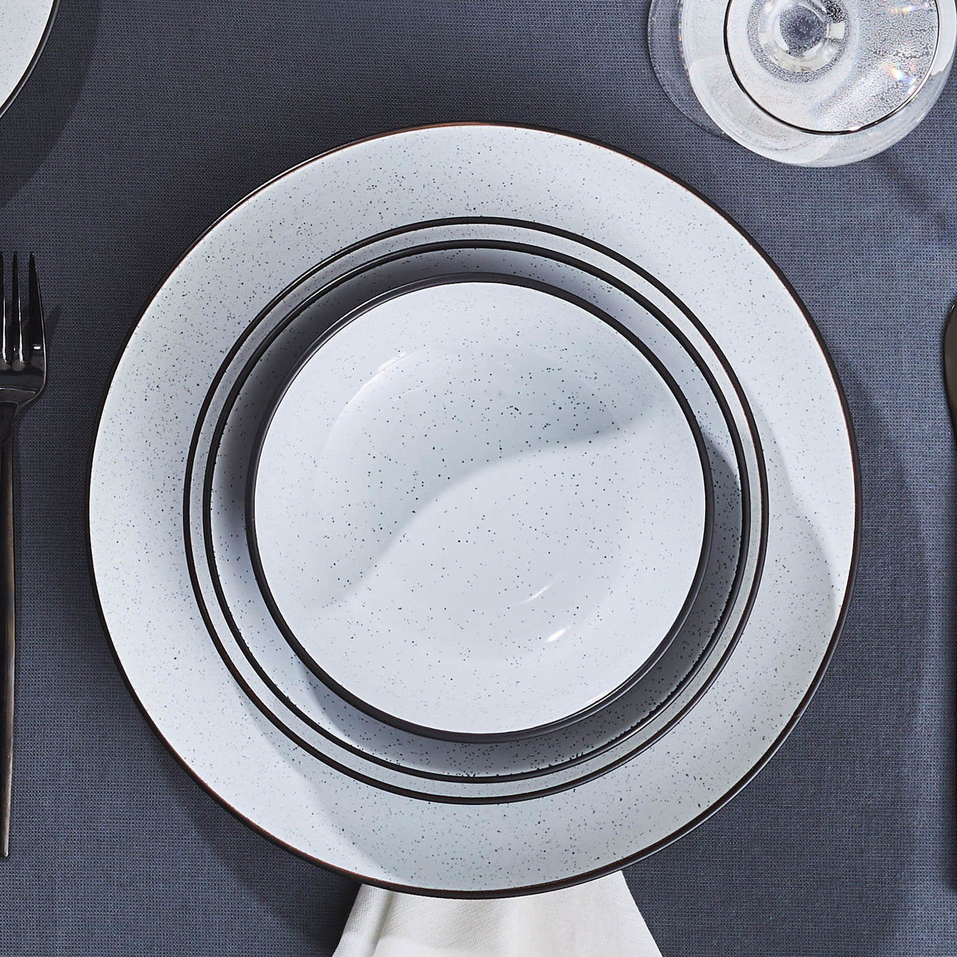 Borken 16-Piece Stoneware Dinner Set for 4 People, White Black