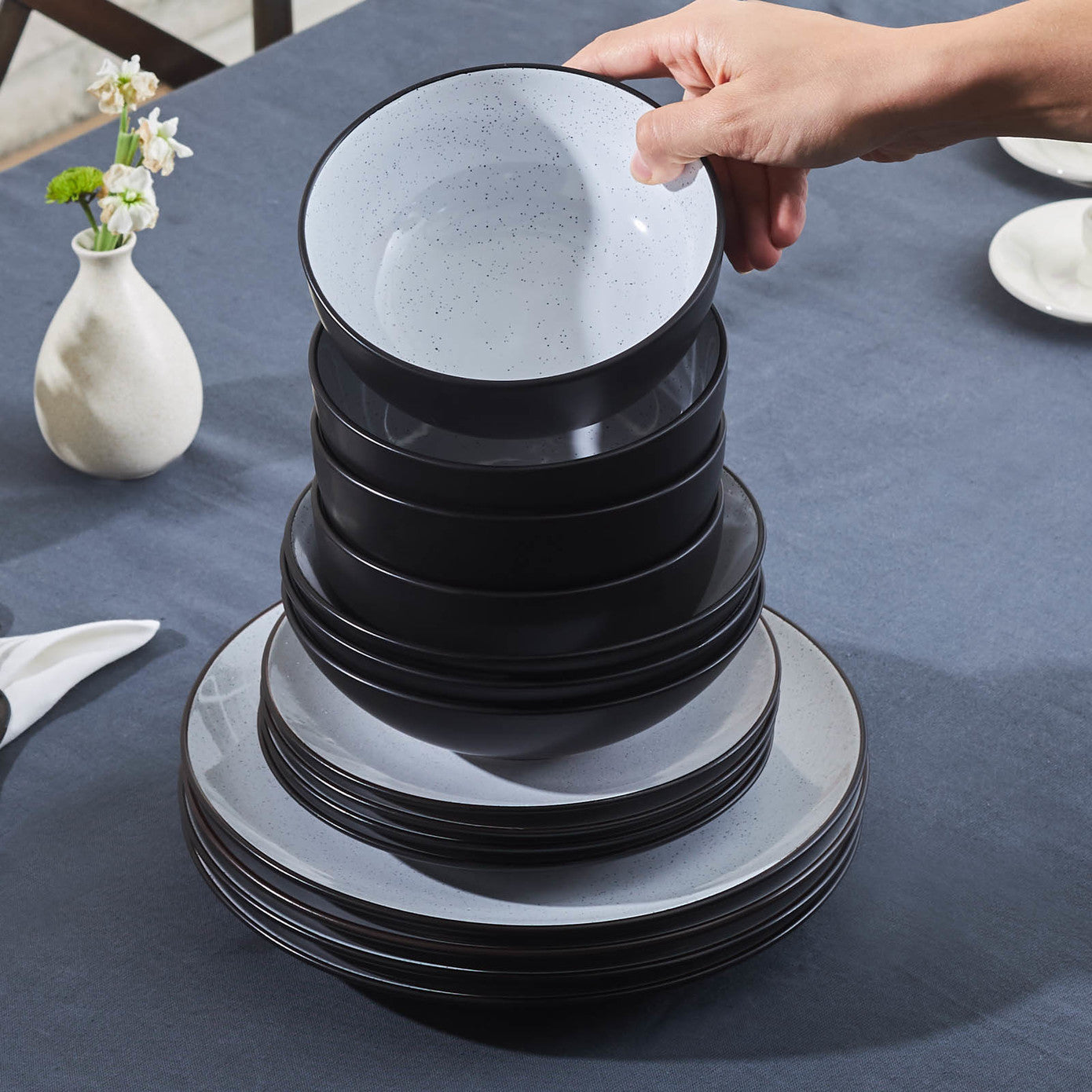 Borken 16-Piece Stoneware Dinner Set for 4 People, White Black