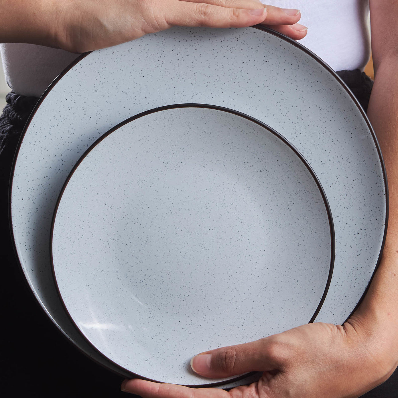 Borken 16-Piece Stoneware Dinner Set for 4 People, White Black